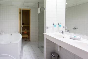 Фото номера Люкс с доступом в спа-центр Отель Spa Hotel Rüütli г. Курессааре 4