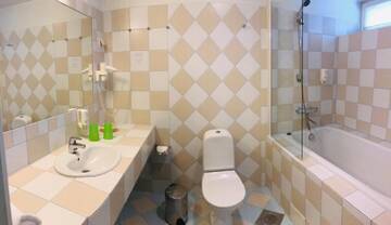 Фото номера Люкс с 1 спальней Отель Kuressaare Linnahotell г. Курессааре 5